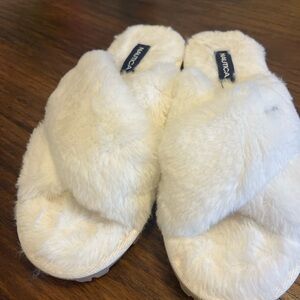 Nautica Cream Fuzzy Slippers